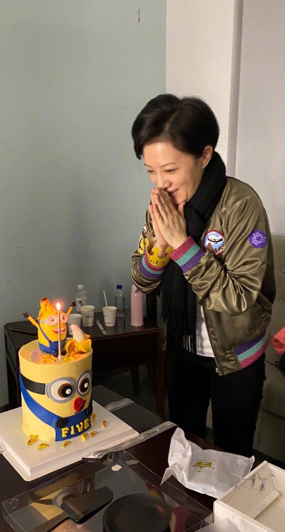 黑色|金铭过生日!穿夹克和陈佩斯儿子一起庆祝,不婚不育40岁仍少女