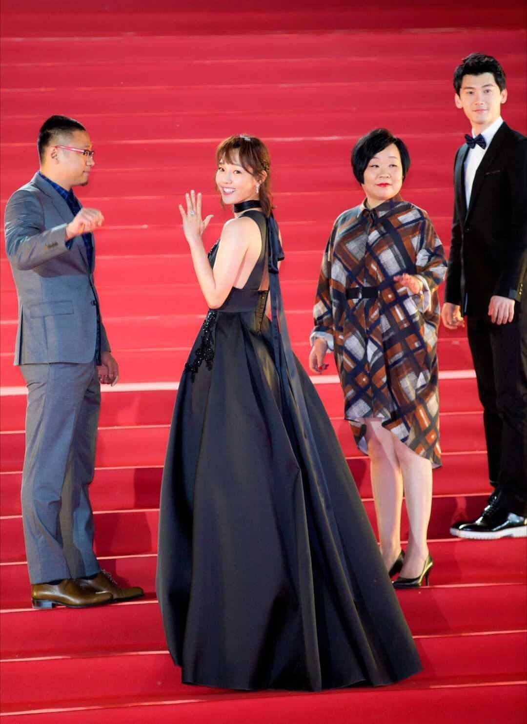 瞬间|单身后的白百何越发有女人味！穿小黑裙“腰间”挖洞，时髦又洋气