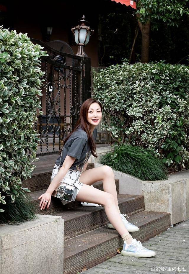 条纹|万绮雯近照曝光，穿短裙搭绑带鞋太年轻，49岁最美部位依旧是腿
