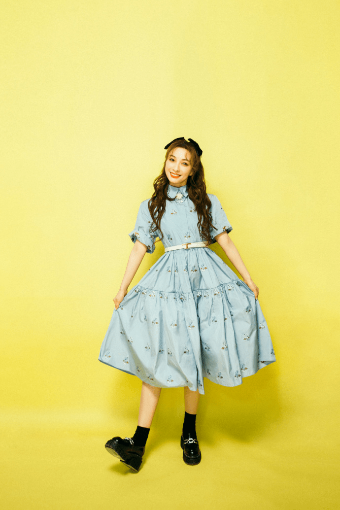 时尚|吴昕看着不像38岁，穿针织开衫搭配阔腿裤显年轻，秒变成18岁少女