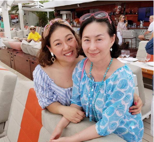 宠物|58岁何超琼居家照首曝光，一身素衣抱着宠物，像含饴弄孙的大妈