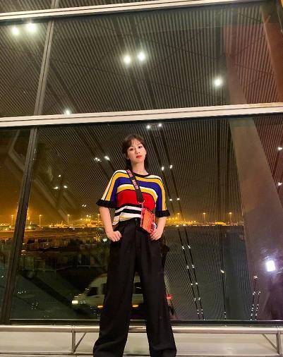 毛衣|杨紫也高调！穿“鸳鸯袖”毛衣配短裤，16400的包背出小女生气质