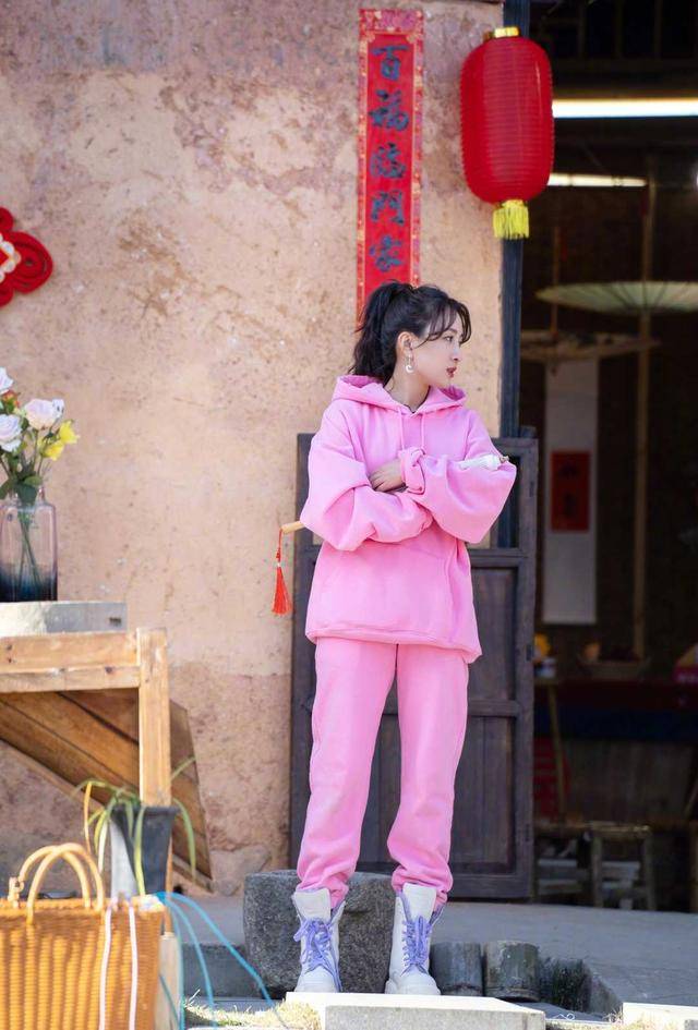 女孩子|马苏认真打扮起来不得了，一袭浅粉色礼服温柔高贵，少女感十足