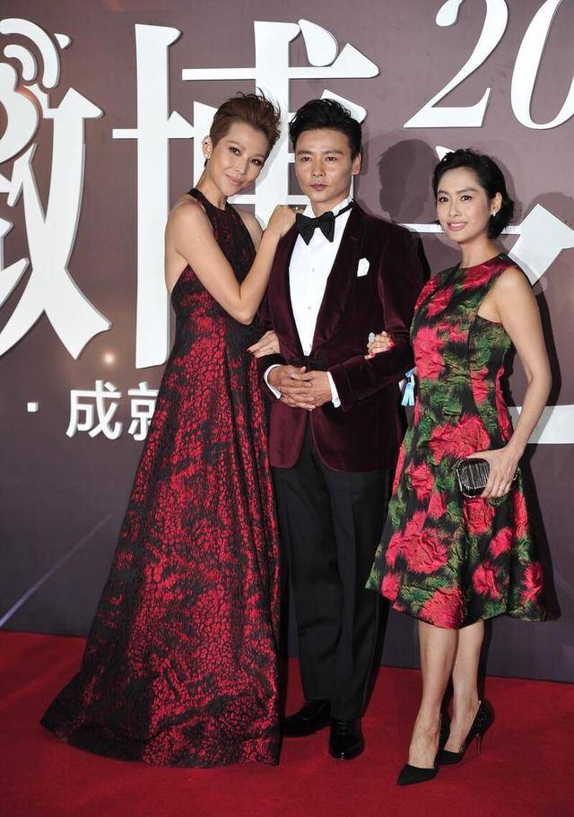黑色|蔡少芬赢在了身高上，和矮13cm的朱茵同框，气势高低略明显