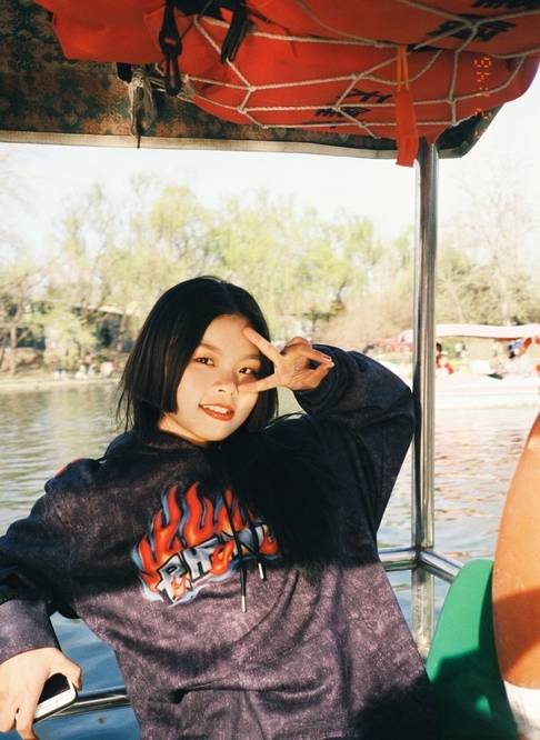 黑色|Cindy脱胎换骨？瘦出尖下巴辣妹感十足，不复从前人见人骂丑娃娃！