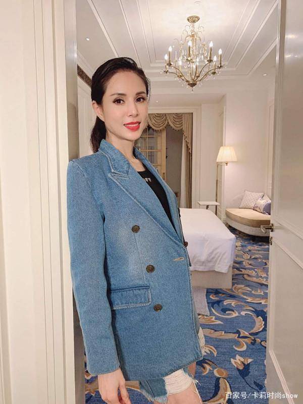 牛仔|54岁李若彤是真不会老,牛仔西装配破洞裤好年轻,气质仍似少女