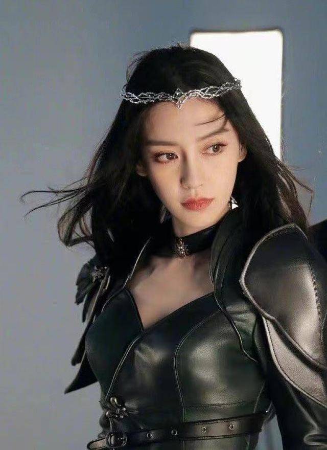 公主|Baby扮精灵公主!裹蓝裙秀蚂蚁腰，穿拖鞋踩纸箱曝光真实身高