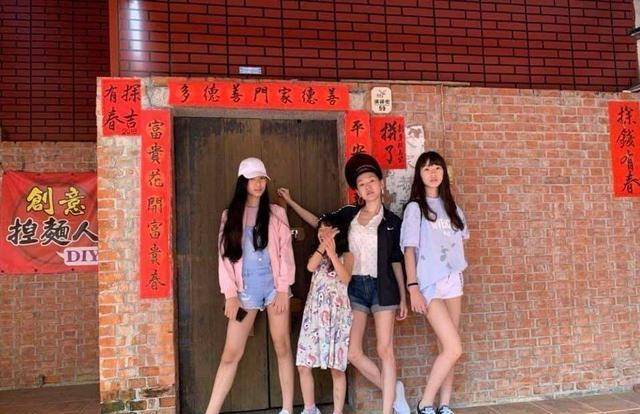 黑色|锐气没了！小S母女拍大片，女儿躺桌上太高级，妈妈抱桌腿也开心