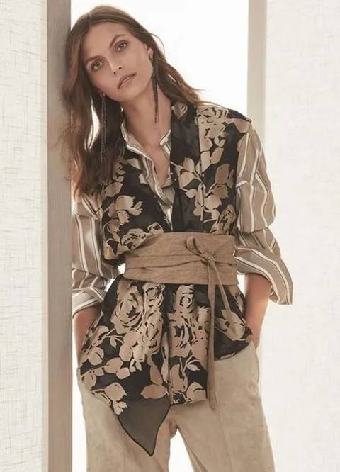 颜色|丝巾你还围出大妈味道？学会这小巧思，胜过你买一百件土气新衣！