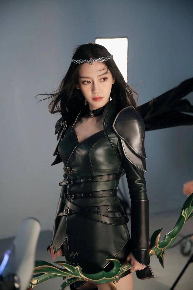 公主|Baby扮精灵公主!裹蓝裙秀蚂蚁腰，穿拖鞋踩纸箱曝光真实身高