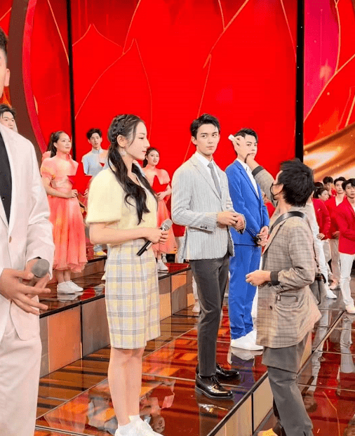 仙女|五四晚会彩排曝光！热巴穿一步裙跟吴磊同框，李沁小仙女造型超美