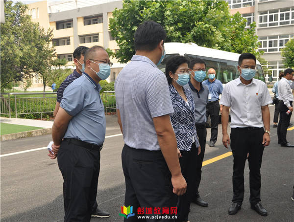 龚书记查看了学校发展规划图,查看了棠张镇教育发展规划图,详细了解