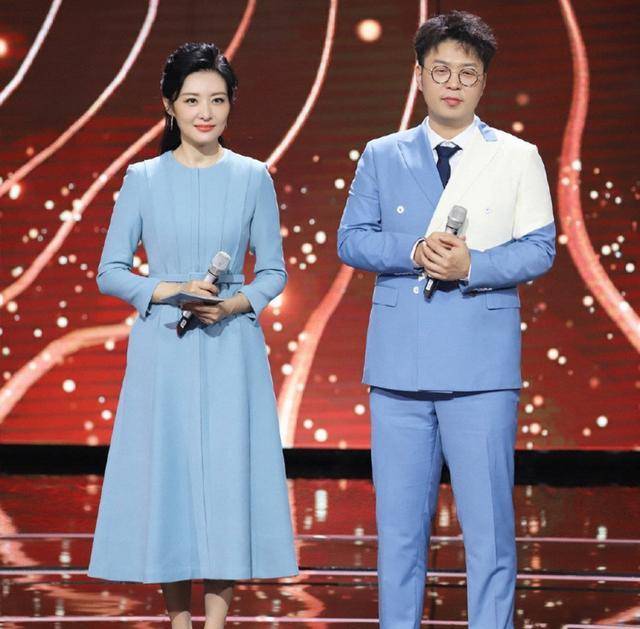 色调|周涛又美了!穿V领西装裙莞尔一笑真动人,穿衣和董卿不一个路子