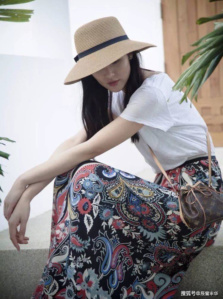 饰品|刘雯太懂时尚了！小清新造型经过“粉色”斜挎包装饰，尽显少女感