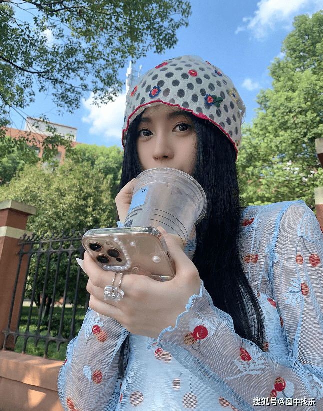 上衣|鞠婧祎一组男友视觉照好甜！穿花衣配花裤也不土
