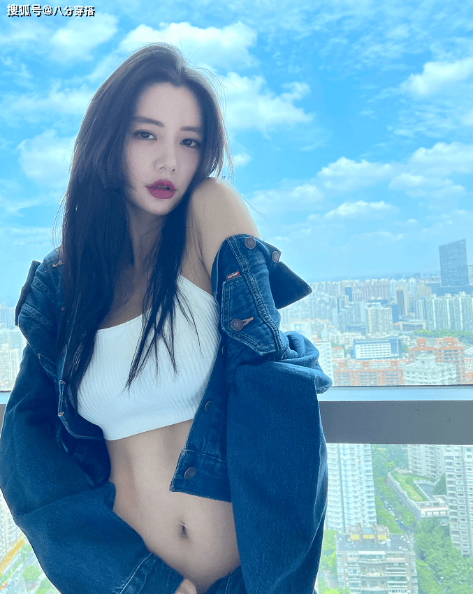 身材|克拉拉不愧是“亚洲第一美女”，牛仔套装中性飒爽，搭吊带显妩媚