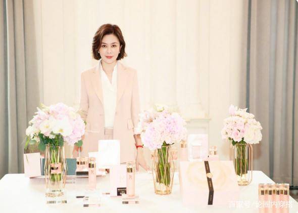 职场|关之琳太敢穿了,58岁穿西装真空亮相,事业线太吸引眼球了