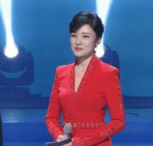 皮筋|周涛都这么时髦了？绿色衬衣配伞裙，马尾用5毛钱皮筋扎出新花样