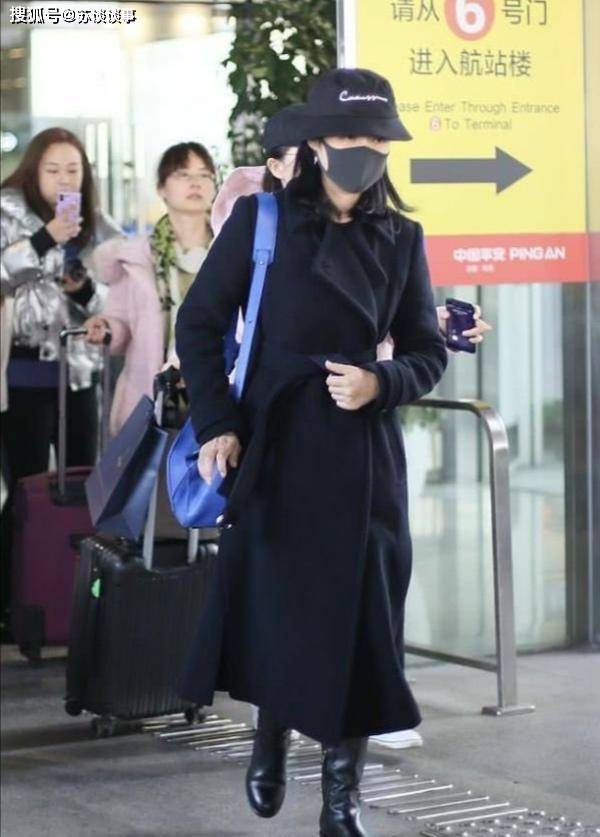 设计|周涛现身穿风衣配长靴,51岁还贴双眼皮粘假睫毛,大龄女人也扮嫩