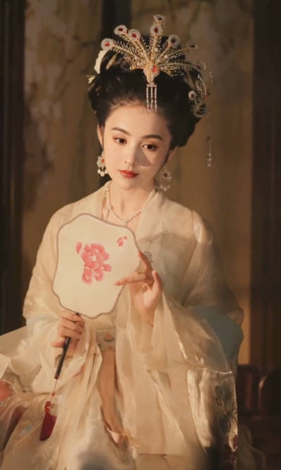 扮相|方媛七夕穿古装韵味足，仿若天外飞仙超惊艳，扮相不逊于明星演员