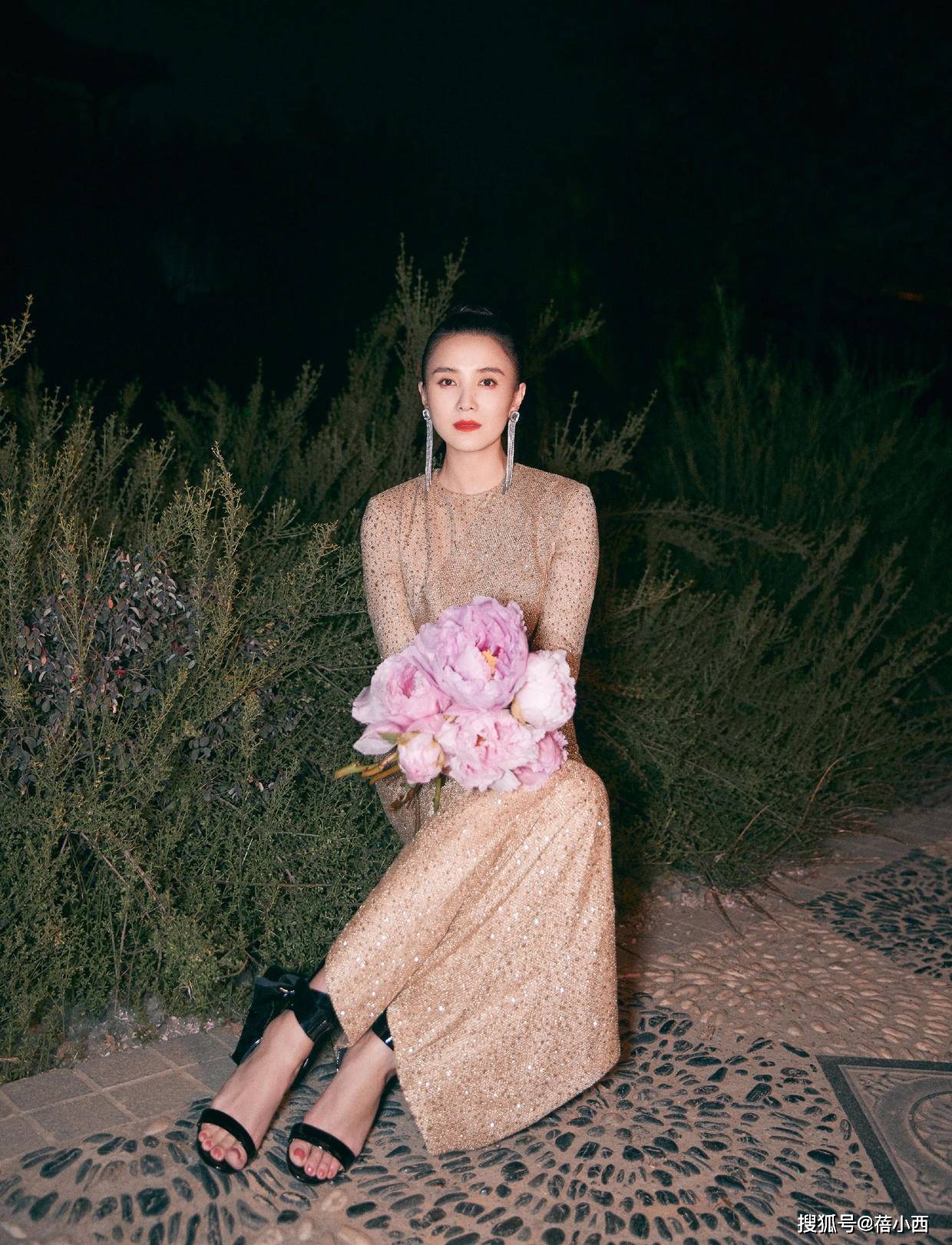 宋佳|宋佳的气质真是一等一的好，简单穿白衬衫+阔腿裤，就美出国际范