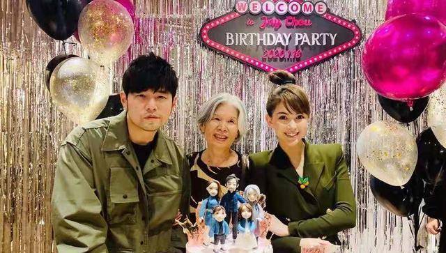 林俊杰|周杰伦生日,穿军绿外套同框林俊杰,妈妈满头白发还抱个“小的”