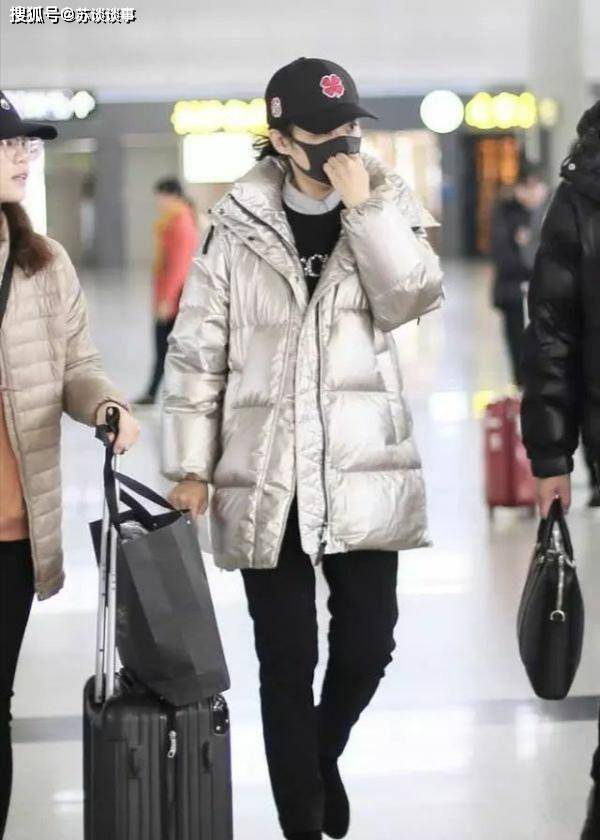 设计|周涛现身穿风衣配长靴,51岁还贴双眼皮粘假睫毛,大龄女人也扮嫩