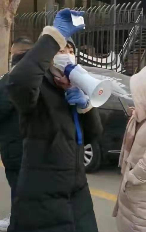 黑色|央视主持方琼滞留河北!穿上万块棉服街头当志愿者,演绎别样时尚