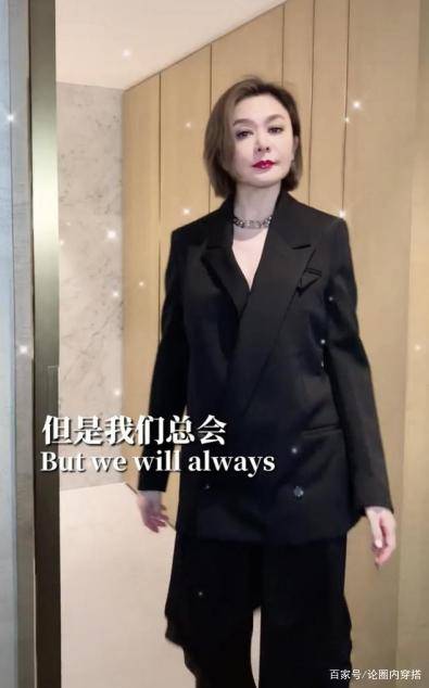 职场|关之琳太敢穿了，58岁穿西装真空亮相，事业线太吸引眼球了