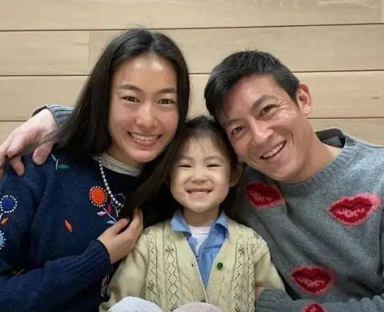 大叔|陈冠希为女儿庆生！穿短裤沧桑似大叔，秦舒培穿蓝衬衫大长腿瞩目