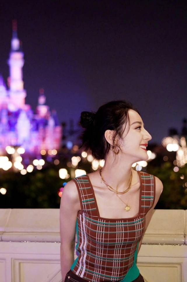 乔晶晶|热巴杨洋在迪士尼看烟花！“乔晶晶”穿吊带好性感，荣耀夫妇太上头