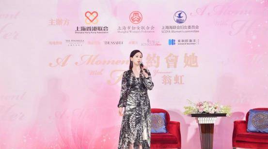 翁虹|翁虹身穿花裙眉眼带笑，53岁风采依旧，温柔气质不惧年纪变化