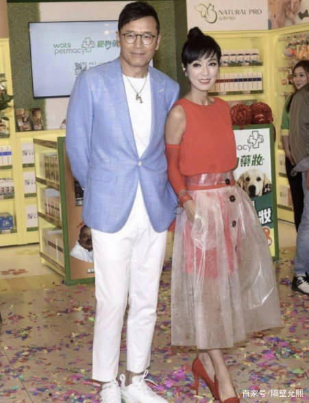 米雪|63岁米雪不服老，穿红色斗篷长裙超“冻龄”，成功hold全场