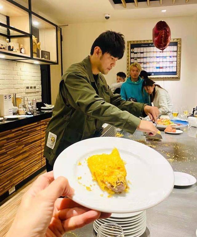 林俊杰|周杰伦生日,穿军绿外套同框林俊杰,妈妈满头白发还抱个“小的”