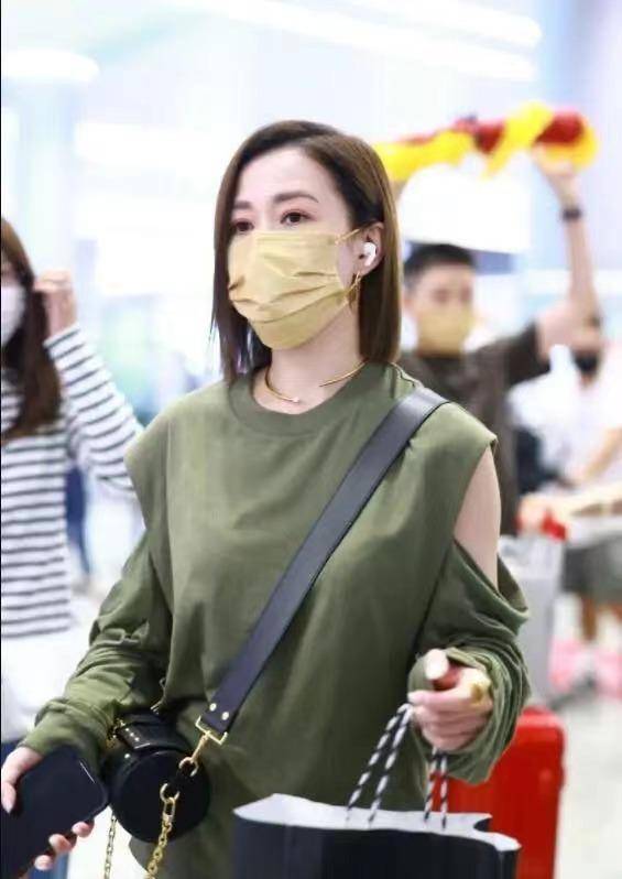 设计|佘诗曼的潮流真不分季节，下冬上夏打扮，看着挺捂脚，但确实时尚