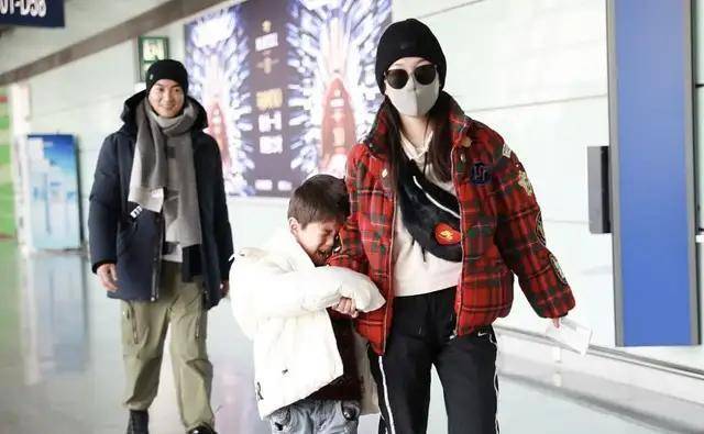 颜色|霍思燕一家现身，穿军绿大衣裹不住粗腰身，嗯哼掉门牙一笑直跑风