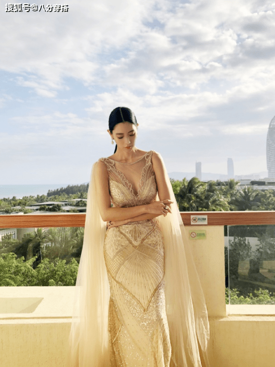 身材|克拉拉不愧是“亚洲第一美女”,牛仔套装中性飒爽,搭吊带显妩媚