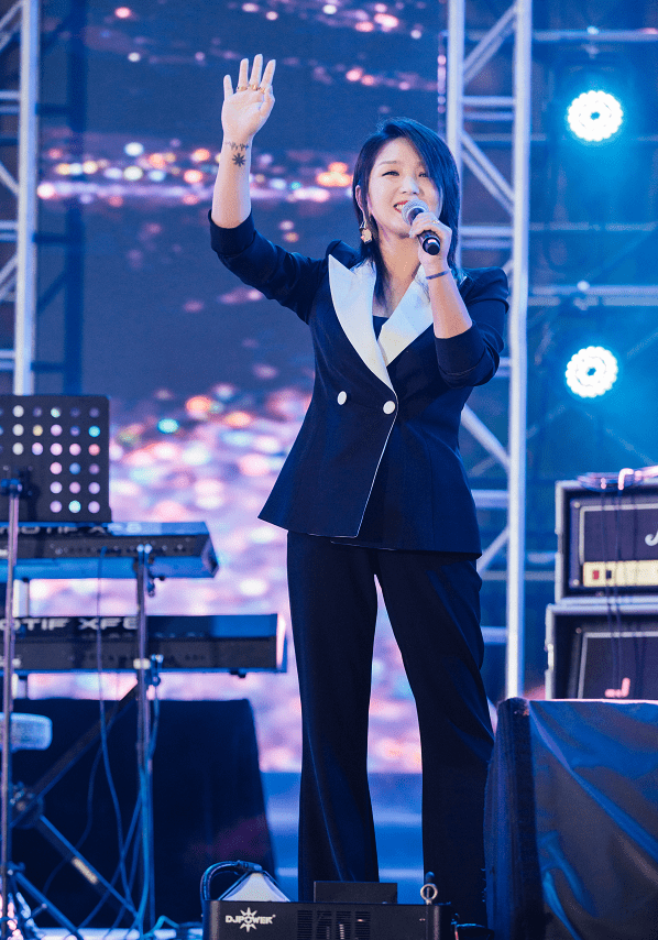 高中生|何洁素颜真像个高中生，虽然已经是三个孩子的妈妈，但一点都不老
