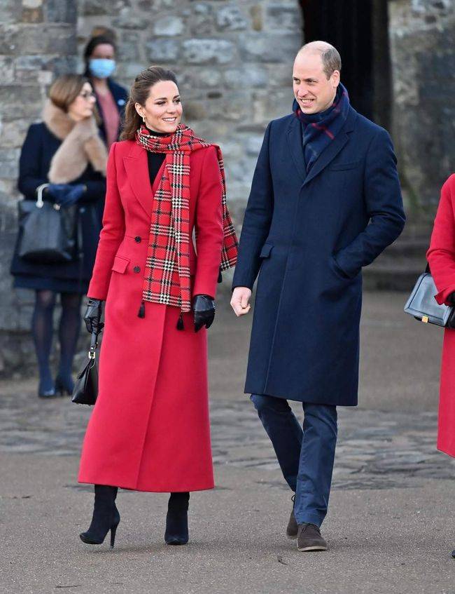 葬礼|真是好儿媳，葬礼上搂公公肩膀安慰，穿黑大衣举手投足女王范