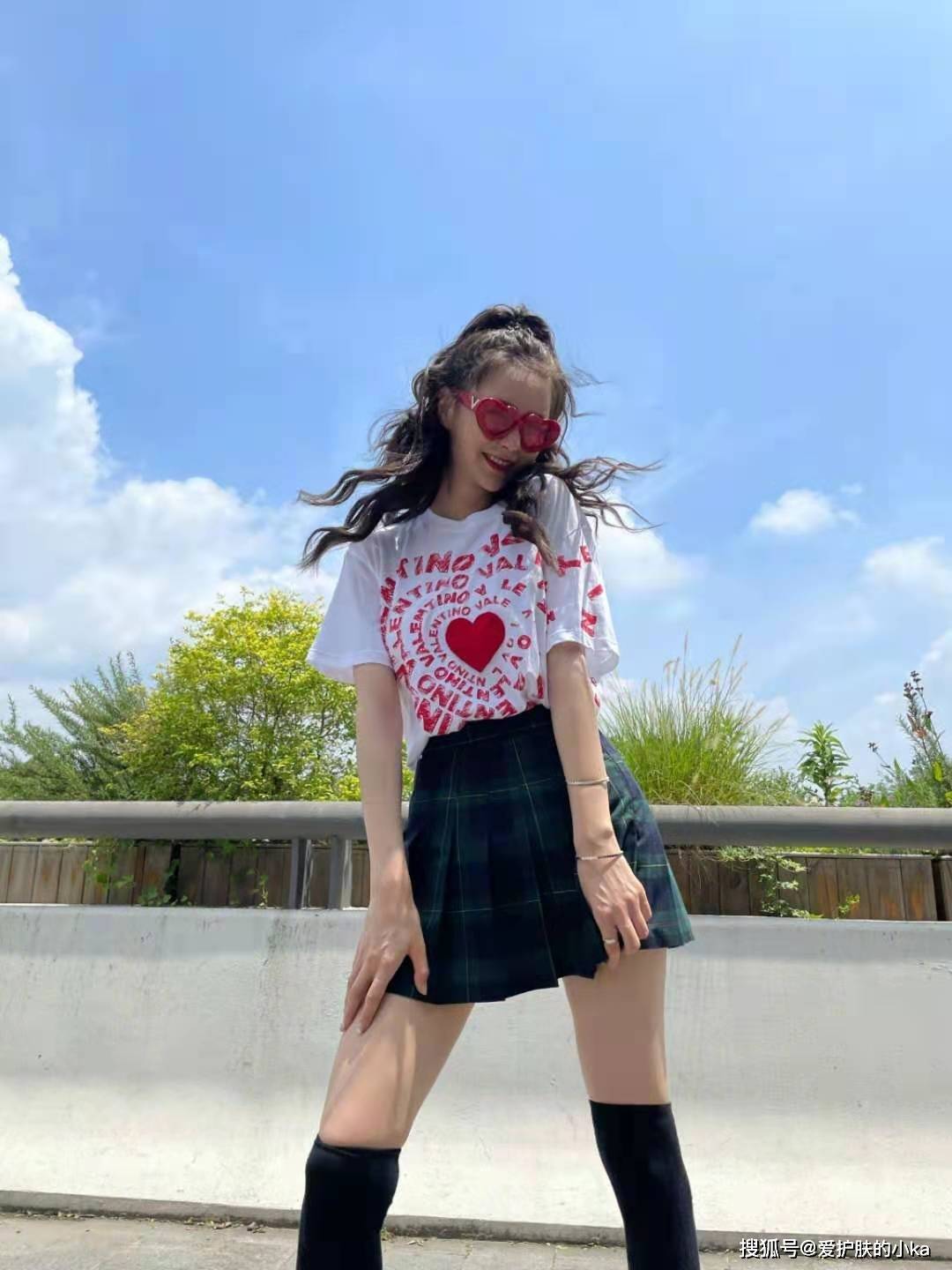 小姑娘|沈梦辰30多了还像小姑娘，打扮洋气时髦，青春靓丽像吃了＂防腐剂＂