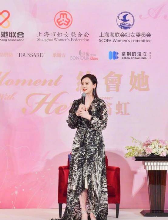翁虹|翁虹身穿花裙眉眼带笑，53岁风采依旧，温柔气质不惧年纪变化