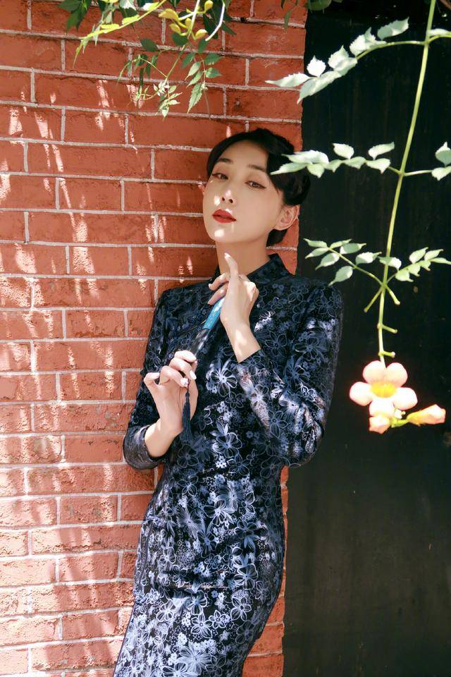 曲线|杜若溪哪像3岁孩子的妈？穿旗袍裹出曲线凹凸感迷人，惊艳旧时光