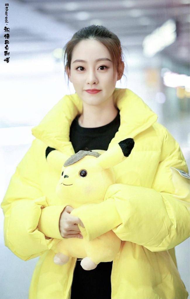 黑色|祝绪丹超元气私服造型，格纹大衣搭配连帽卫衣，上演冬日浪漫风情