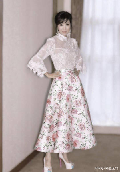 米雪|63岁米雪不服老,穿红色斗篷长裙超“冻龄”,成功hold全场