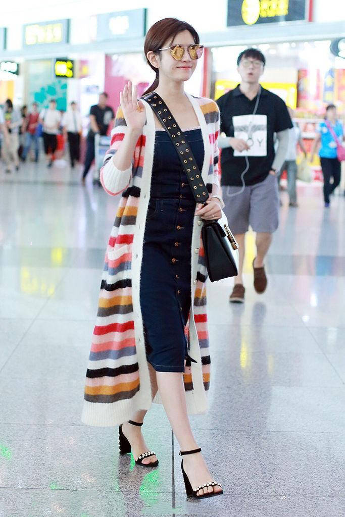 玲珑|陈妍希越长越美了,牛仔裙勾勒玲珑身姿,“彩虹装”美回18岁
