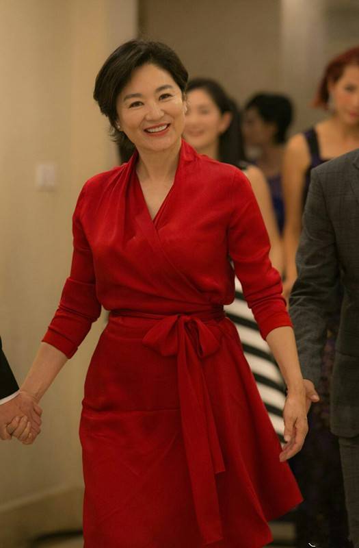 颜色|林青霞这是什么神仙状态？穿橘色裙精神矍铄，66岁美过同龄人