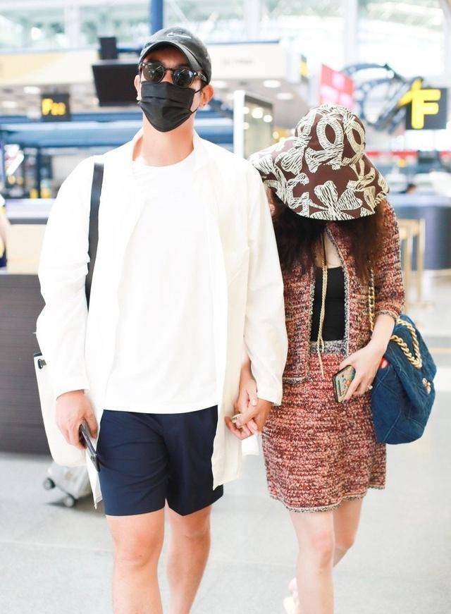 黑色|霍思燕富婆装扮却配凉拖鞋，大钻戒直接扎杜江手，嗯哼长高又帅了