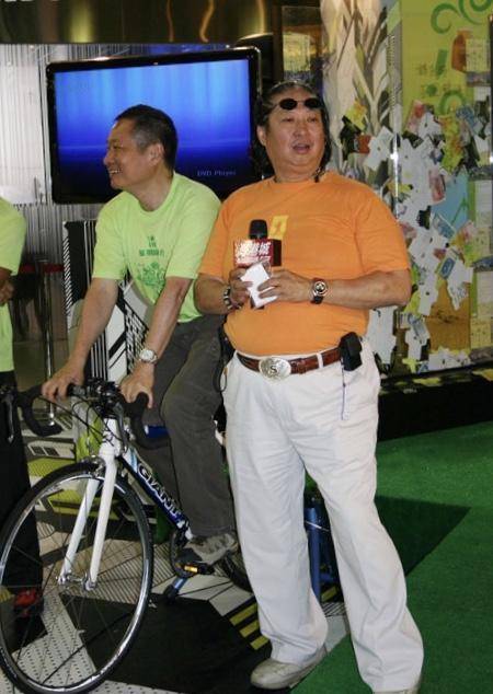 身材|送行陈木胜！洪金宝现身不再坐轮椅，穿衣洋气身材暴瘦没了大肚腩