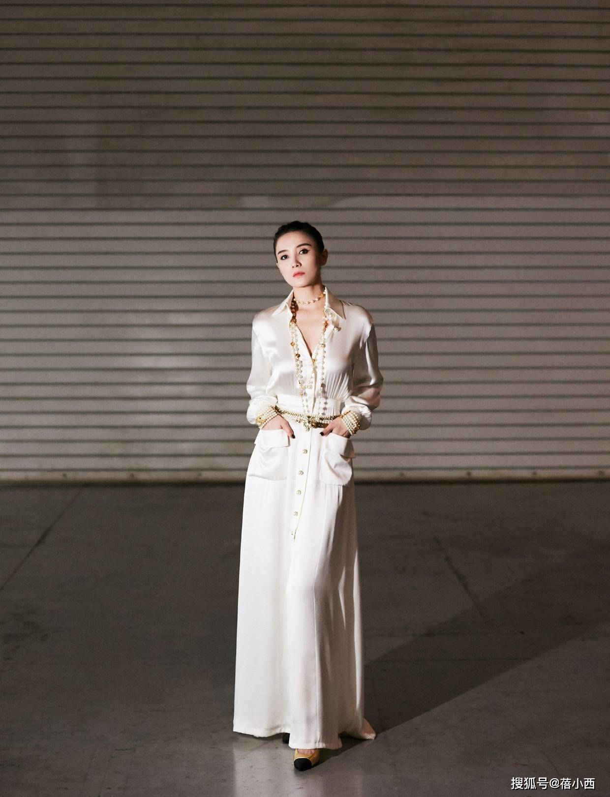 宋佳|宋佳的气质真是一等一的好，简单穿白衬衫+阔腿裤，就美出国际范