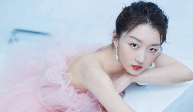 显得|周夏雨穿“老爸款”皮衣，本来配长筒靴挺酷，但硬是穿出可爱公主风